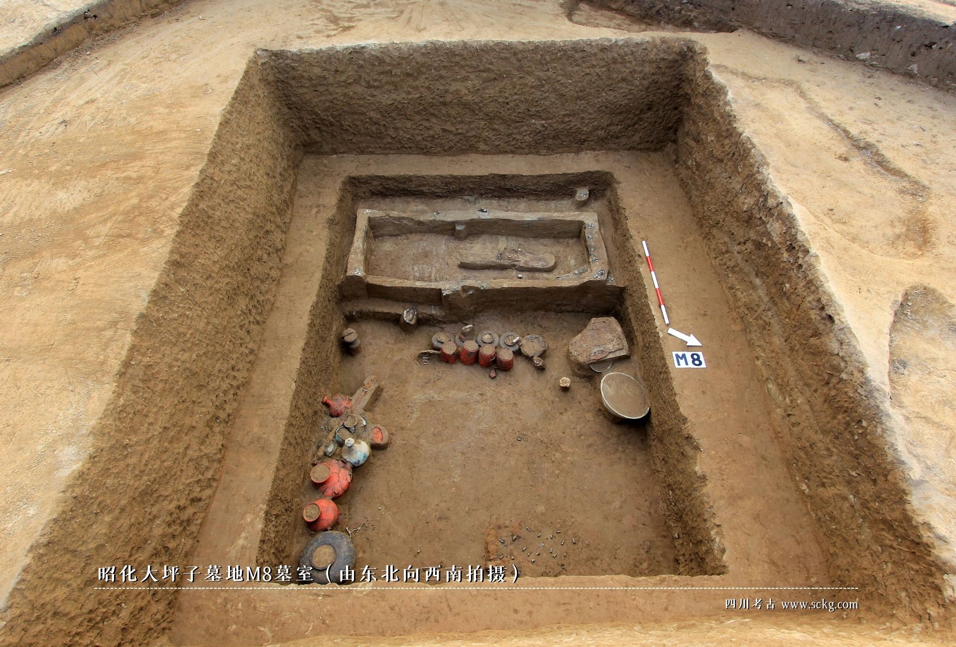 昭化大坪子墓地M8墓室（由东北向西南拍摄）.jpg